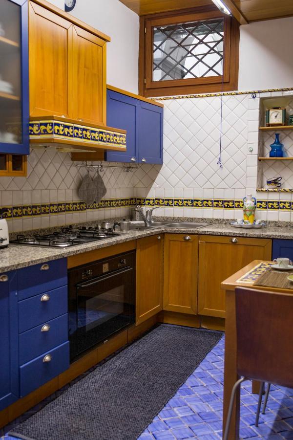 Charming Apartment نابولي المظهر الخارجي الصورة