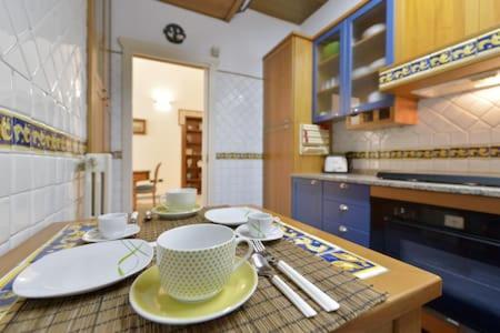 Charming Apartment نابولي المظهر الخارجي الصورة