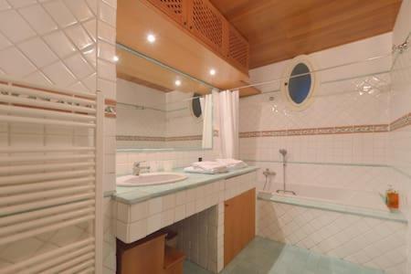 Charming Apartment نابولي المظهر الخارجي الصورة