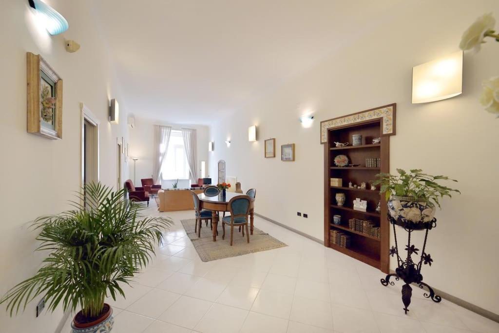 Charming Apartment نابولي المظهر الخارجي الصورة